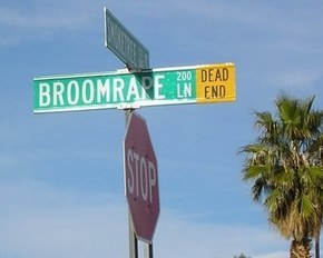 Illustration for article titled The World's Funniest Street Signs